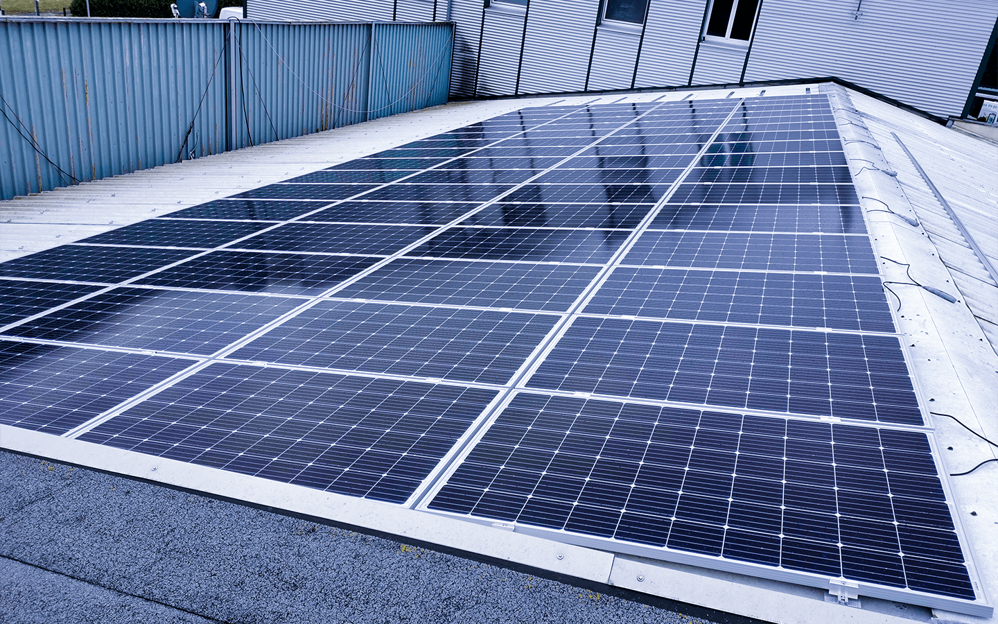 SHARP Photovoltaikmodule auf einem Flachdach montiert