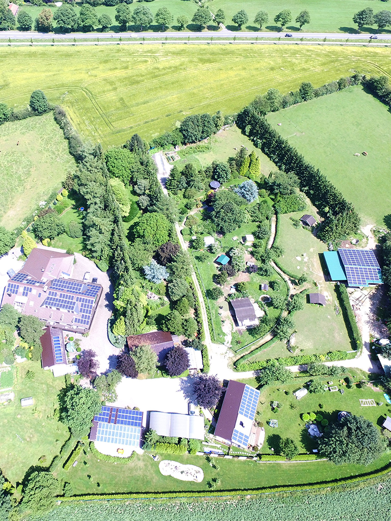 Luftaufnahme einer Photovoltaikanlage in der Landwirtschaft