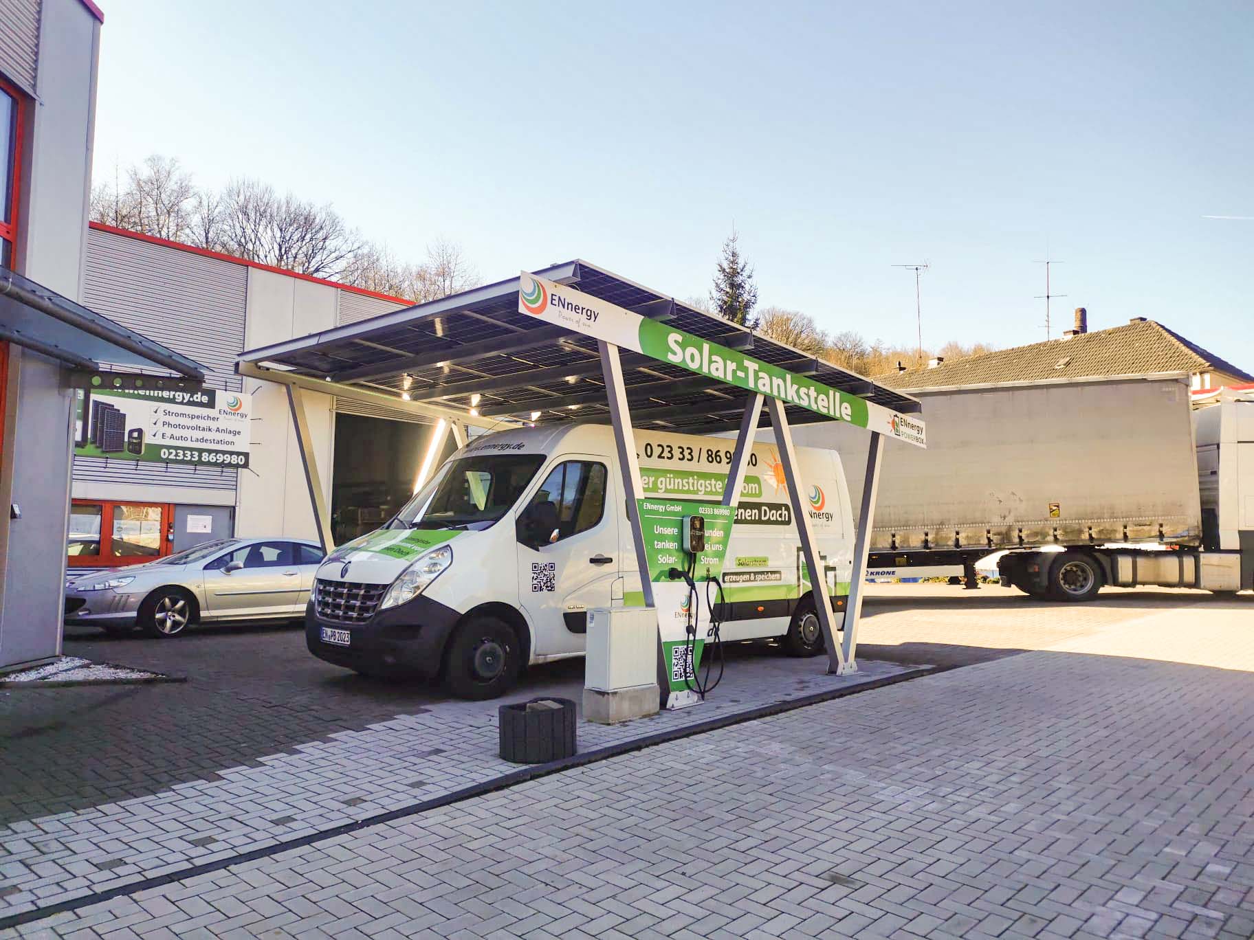Solarcarport mit bifazialen Photovoltaikmodulen und angeschlossener Wallbox, um E-Autos aufzuladen