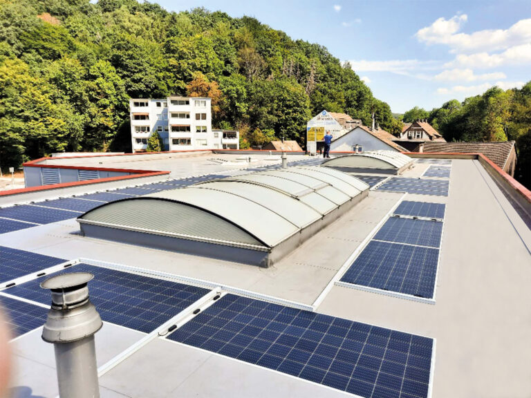 Flexible Photovoltaikmodule von SUNMAN auf dem ENnergy Unternehmens-Dach.
