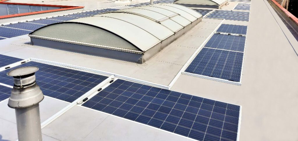 Flexible Photovoltaikmodule von SUNMAN auf einem Flachdach von einem Unternehmen