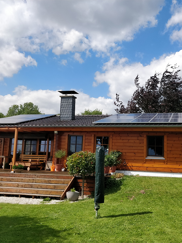Photovoltaik-Module auf einem Ferienhaus