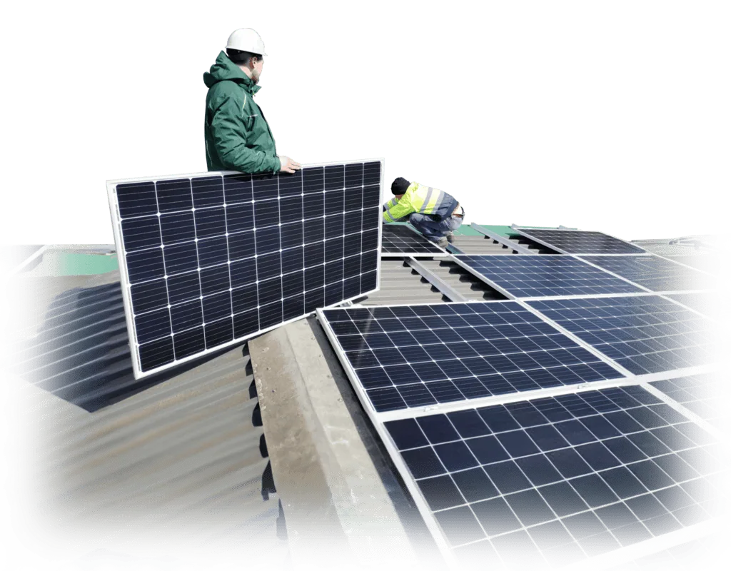 Zwei Solarteure montieren eine PV-Anlage