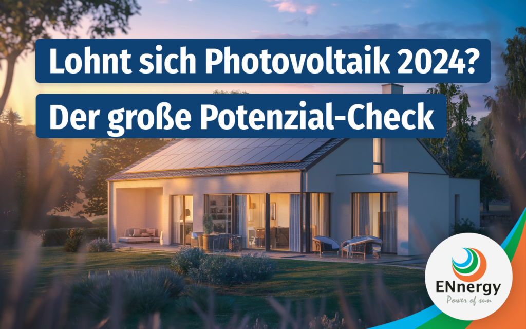 Modernes Einfamilienhaus mit Photovoltaikanlage auf dem Dach während des Sonnenuntergangs, warme Lichtstimmung und einladende Atmosphäre