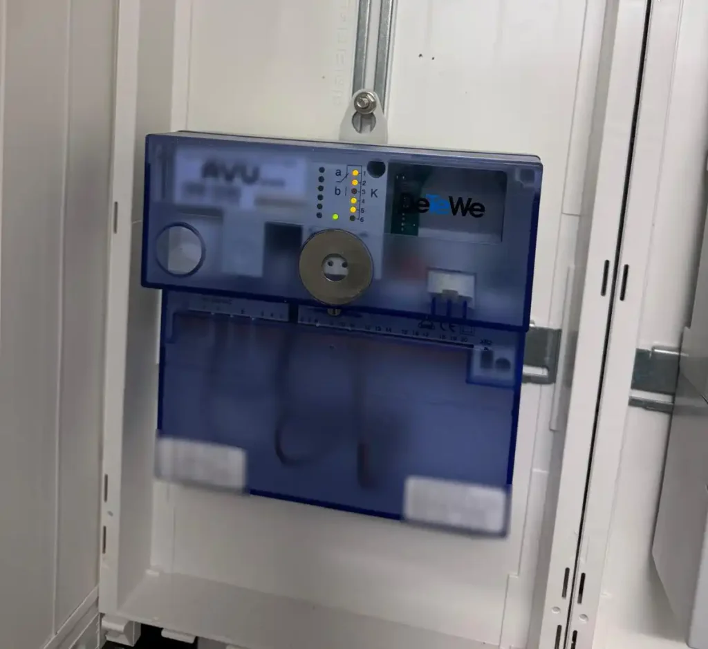 Abbildung: Ein installierter Rundsteuerempfänger für eine PV Anlage