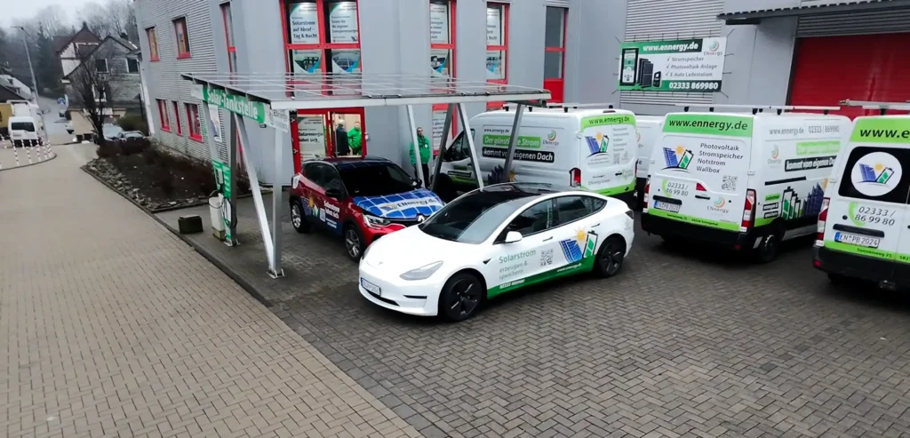 ENnergy Fuhrpark mit Transporter, E-Autos, Wallbox und Solarcarport mit bifazialen Solarmodulen