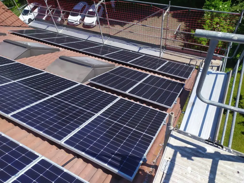 Planung Photovoltaikanlage: Installation von monokristallinen Solarmodulen auf einem Schrägdach durch Fachpersonal bei der Dachmontage