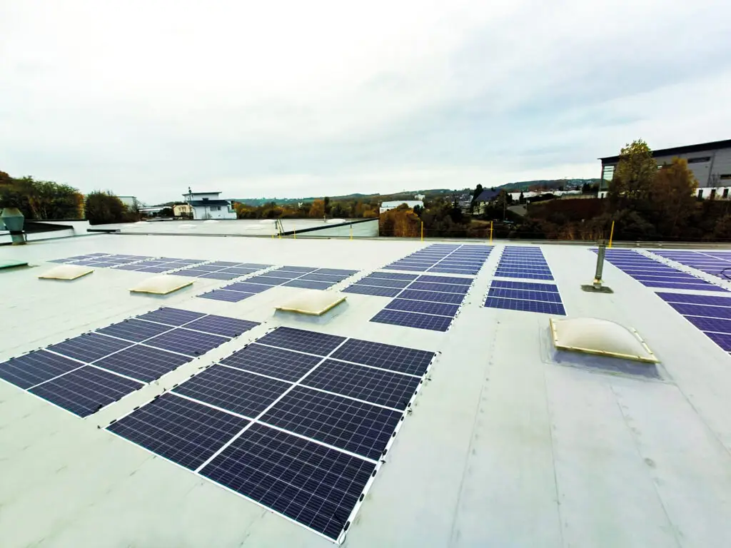 Photovoltaikanlage planen für Gewerbe: Leichte und flexible Dünnschicht-Solarmodule auf einem Gewerbeflachdach installiert