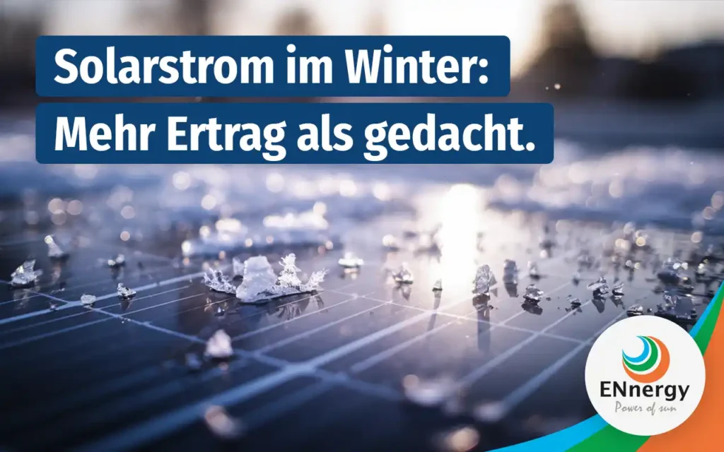 Photovoltaik im Winter: Solarmodule auf einem Hausdach mit leichter Schneedecke bei Wintersonne