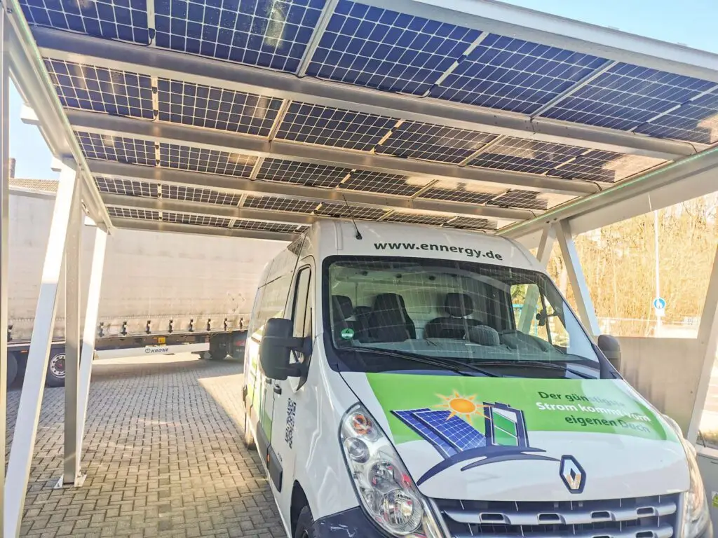 PV Anlage planen mit Solarcarport: Bifaziale Solarmodule nutzen reflektiertes Licht von beiden Seiten für mehr Ertrag