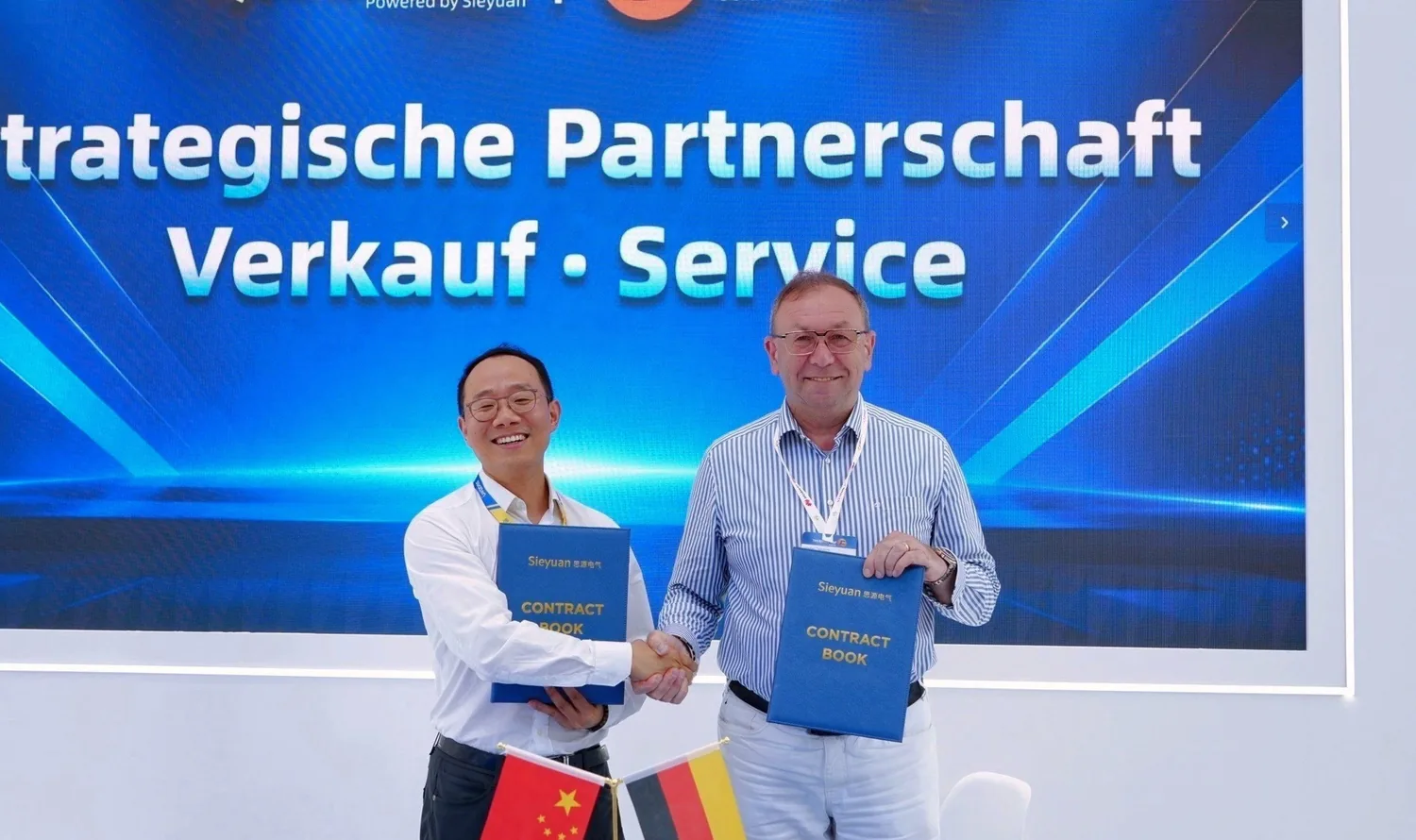 Handschlag zur strategischen Partnerschaft zwischen ENnergy und Swatten auf der Intersolar Europe 2026